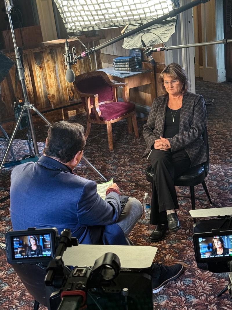 Mesa County Sheriff's Investigator Robin Martin sits across from 20/20 Investigates series host John Quiñones for an interview.